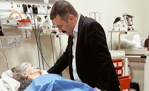 4 SELÇUK TÜRKOĞLU ANNESİ RUZİŞAN TÜRKOĞLU BAŞUCUNDA