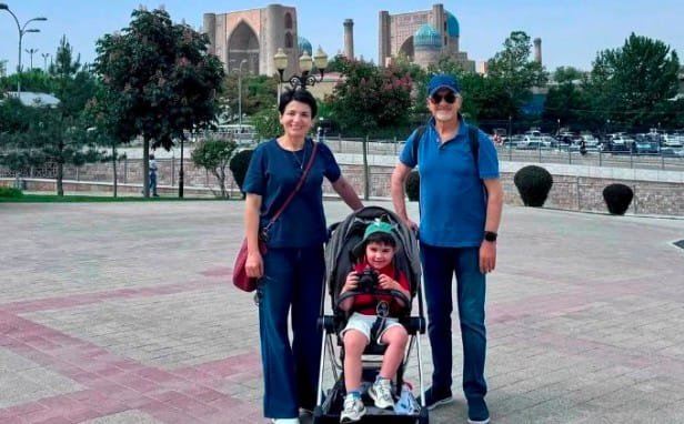 2 TURGAY ERDEM, EŞi ZEYNEP TERZiOĞLU ERDEM, OĞLU HANBiLGE ERDEM SEMERKAND’DA