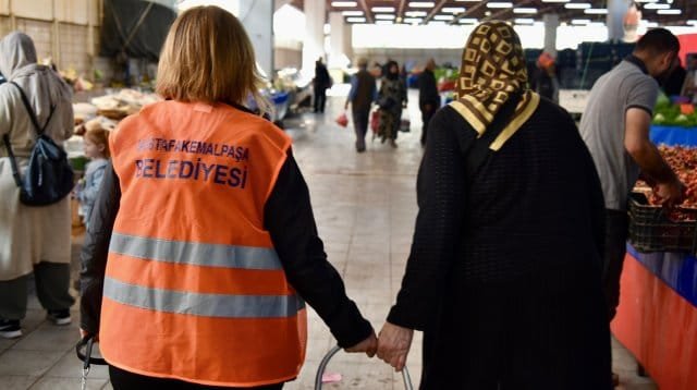 3 MUSTAFAKEMALPAŞA BELEDiYESi YAŞLI VE ENGELLiLERiN PAZAR TORBALARINI EVLERiNE KADAR TAŞIYOR
