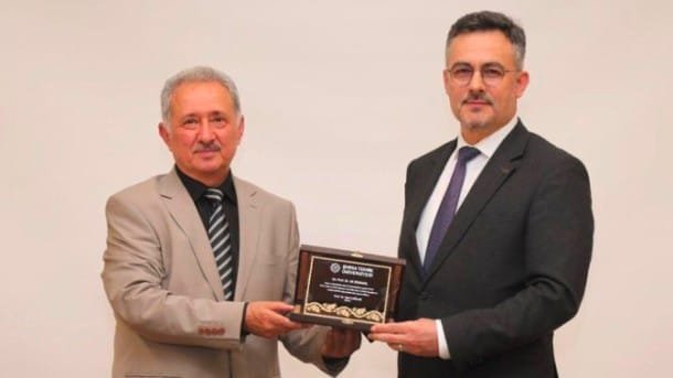4 BTÜ REKTÖRÜ PROF. DRB. NACi ÇAĞLAR'DAN iLK REKTÖR PROF. DRB. ALi SÜRMEN'E EMEKLiLiK BELGESi