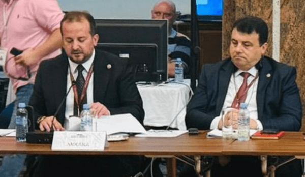 3 AK PARTi BURSA MiLLETVEKiLi REFiK ÖZEN VE CHP BURSA MiLLETVEKiLi HASAN ÖZTÜRK ÜSKÜP'TEKi AGiT GENEL KURULUNDA
