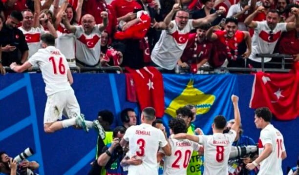 5 BURSA iZNiKLi MiLLi FUTBOLCU iSMAiL YÜKSEK'iN ÇEKYA MAÇINDA GOL SEViNCi UÇUŞU