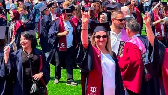 5 HÜLYA YAĞIZ ÜÇÜNCÜ ÜNiVERSiTE DiPLOMASINI ALDI