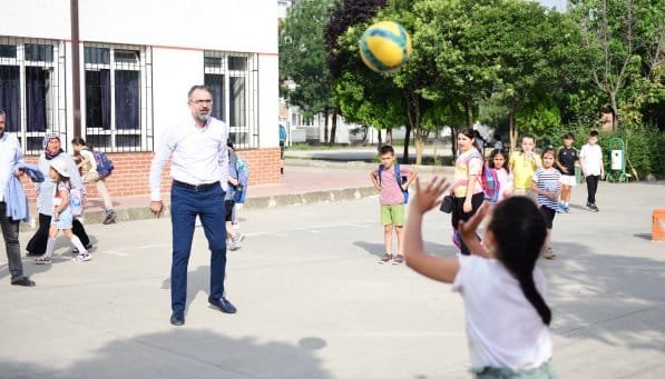 6 KESTEL BELEDiYE BAŞKANI FERHAT EROL MEHMET AKiF ERSOY iLKOKULU BAHÇESiNDE ÇOCUKLARLA TOP OYNADI
