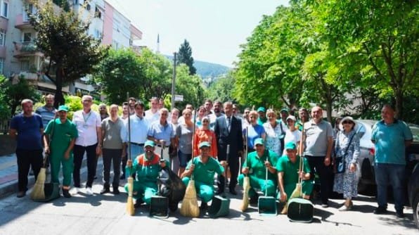 3 OSMANGAZi'DE BELEDiYE-VATANDAŞ EL ELE MAHALLE TEMiZLiĞi