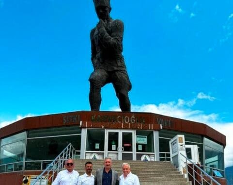 4 NiHAT YEŞiLTAŞ, ŞADi ÖZDEMiR, ÖZGÜR ŞAHiN, DÜNYANIN EN BÜYÜK ATATÜRK ANITI ÖNÜNDE