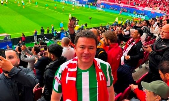 4 OSMANGAZi BELEDiYE BAŞKANI ERKAN AYDIN MiLLi MAÇÜI LEiPZiG STADINDA BURSASPOR FORMASIYLLA iZLEDi