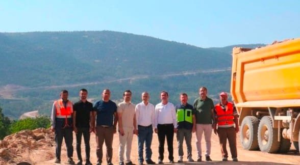5 KELES BELEDiYE BAŞKANI ALi DOĞRU, KELES AK PARTi iLÇE BAŞKANI ÖZCAN YERNi, KELES-TAVŞANLI YOLU iNCELEME YAPTILAR