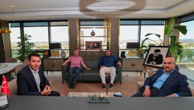 5 VALi MAHMUT DEMiRTAŞ HACCA GiDEN AHMET GÜNGÖR’Ü ZiYARET ETTi