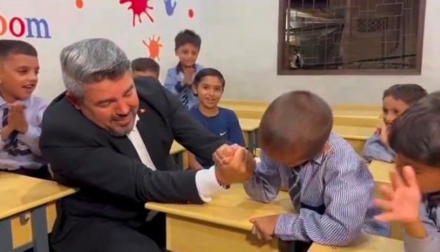 6 NACi YORULMAZ PAKiSTAN KARAÇi'DE iSKENDER SHAHZEEB TÜRK'LE BiLEK GÜREŞi YAPTI