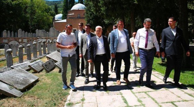 4 BÜYÜKŞEHiR BELEDiYE BAŞKANI MUSTAFA BOZBEY CUMA NAMAZI iÇiN GiTTiĞi MURADiYE'DE SULTAN TÜRBELERiNi GEZDi
