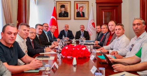 4 VALi MAHMUT DEMiRTAŞ AK PARTi BURSA MiLLETVEKiLLERiYLE ÜRETiCi SORUNLARI iÇiN TOPLANTI YAPTI