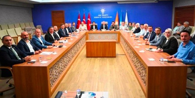 3 AK PARTi KOORDiNIATÖRLERi 17 iLÇE BAŞKANIYLA SON GÖRÜŞMEYi YAPTI