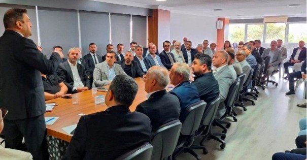3 MHP iL BAŞKANI MUHAMMET TEKiN iLÇE BELEDiYE MECLiSLERiNDEKi MHP'Li ÜYELERLE TOPLANTI YAPTI