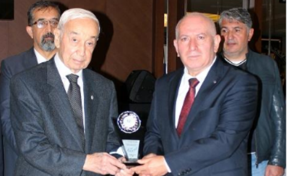 4 İNŞAAT MÜHENDİSLERİ ODASI DÖNEM BAŞKANI MEHMET ALBAYRAK MESLEK KODEMİ NEDENİYLE HÜSAMETTİN ÖRÜÇ'E PLAKET VERDİ
