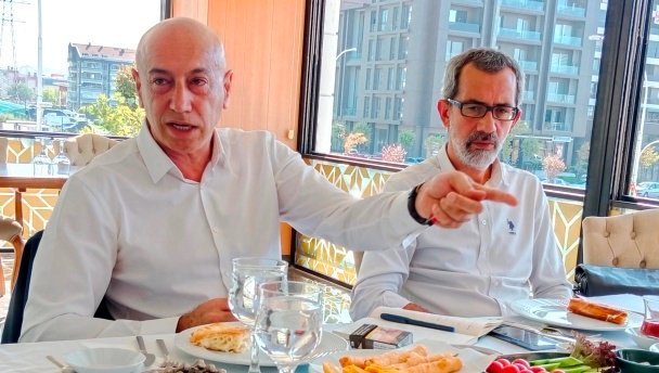 5 ERDAL AKSÜNGER VE ALPER AKBULUT GAZETECiLERLE SOHBET TOPLANTISI YAPTILAR
