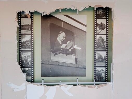 6 ATATÜRK'ÜN TRENDEN EL SALLAYAN FOTOĞRAFI BURULAŞ GENEL MÜDÜRLÜIÜ GİRİŞİHNDE DUVARIN ARKASINDAN ÇIKTI