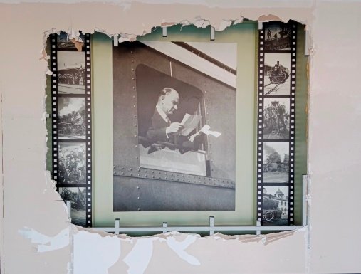 6 ATATÜRK’ÜN TRENDEN EL SALLAYAN FOTOĞRAFI BURULAŞ GENEL MÜDÜRLÜIÜ GİRİŞİHNDE DUVARIN ARKASINDAN ÇIKTI 6 ATATÜRK’ÜN TRENDEN EL SALLAYAN FOTOĞRAFI BURULAŞ GENEL MÜDÜRLÜIÜ GİRİŞİHNDE DUVARIN ARKASINDAN ÇIKTI
