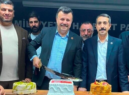 4 MHP OSMANGAZi iLÇE BAŞKANI KERiM GÜRSEL ÇELEBi'YE YÖNETiMiNDEN DOĞUMGÜNÜ PASTASI SÜRPRiZi