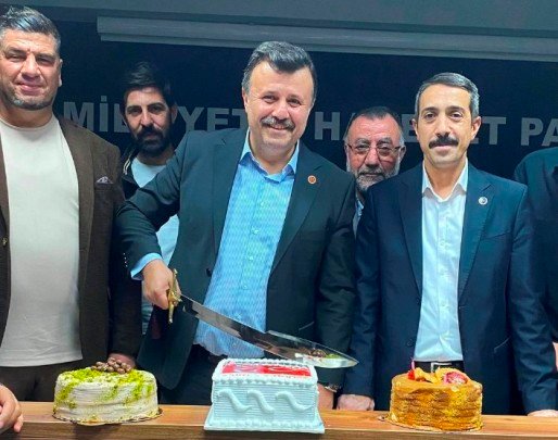 4 MHP OSMANGAZi iLÇE BAŞKANI KERiM GÜRSEL ÇELEBi’YE YÖNETiMiNDEN DOĞUMGÜNÜ PASTASI SÜRPRiZi