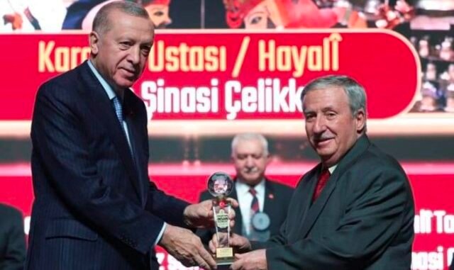 4 CUMHURBAŞKANI RECEP TAYYiP ERDOĞAN VE KARAGÖZ USTASI ŞiNASi ÇELiKKOL, 2024 YILI YAŞAYAN iNSAN HAZiNESi ÖDÜLÜ