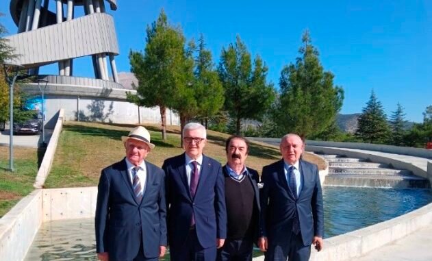 4 HARUN AKIN, HÜSEYiN ÇiFTLiKLiOĞLU, AHMET OKUR, KEMAL GEMLiK, SÜLEYMAN DEMiREL ANIT MEZARINDA