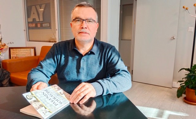 6 iHSAN AYDIN iSTANBUL’DAKi TÜYAP KiTAP FUARI’NDA KiTABINI iMZALIYOR