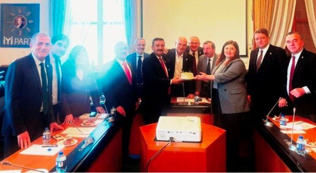 6 iYi PARTi BURSA MiLLETVEKiLi SELÇUK TÜRKOĞLU iÇiN TBMM'DA ADGÜNÜ KUTLAMASI
