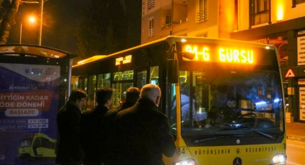 2 BURULAŞ GENEL MÜDÜRÜ FAHRETTİN BEŞLİ GÜRSU'DA GÜN DOĞMADAN DURAKLARDA İNCELEME YAPTI