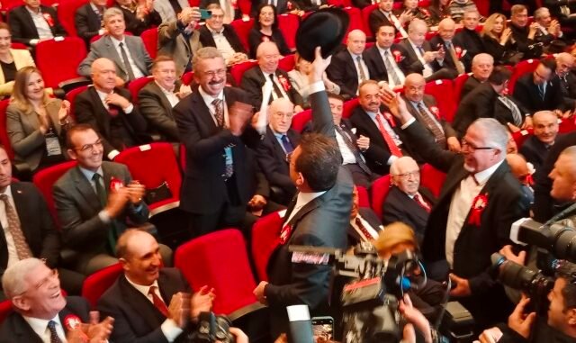 3 TÜRKiYE BELEDiYELER BiRMLiĞi VE iSTANBUL BÜYÜKŞEHiR BELEDiYE BAŞKANI EKREM iMAMOĞLU SALONU DEMiREL ŞAPKASILLA SELAMLADI