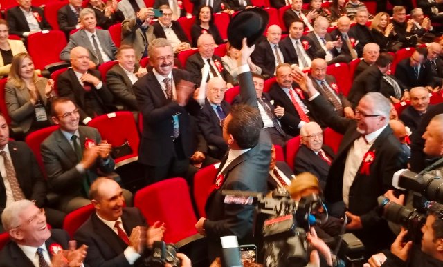 3 TÜRKiYE BELEDiYELER BiRMLiĞi VE iSTANBUL BÜYÜKŞEHiR BELEDiYE BAŞKANI EKREM iMAMOĞLU SALONU DEMiREL ŞAPKASILLA SELAMLADI