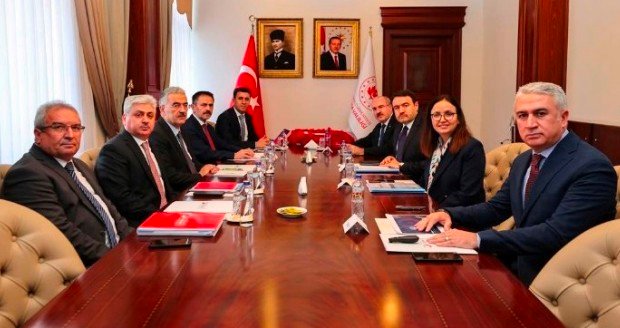 4 BURSA VALiLiĞi'NDE DÜZENSiZ GÖÇLE iLGiLi TOPLANTIYA BÖLGEDEKi 8 iLiN VALiLERi KATILDI