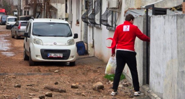 4 KIZILAY BURSA'DA HER GÜN YÜZLERCE EVE SICAK YEMEK GÖTÜRÜYOR
