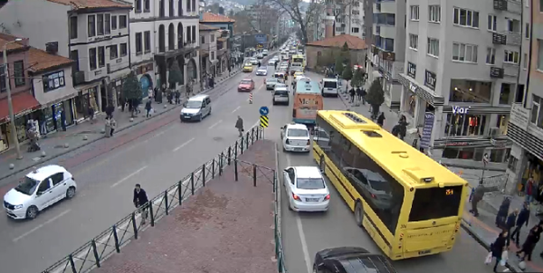 2 KENT MERKEZİNDEKİ CADDELERDE YAYA GEÇİŞLERİ ÖNLENMELİ