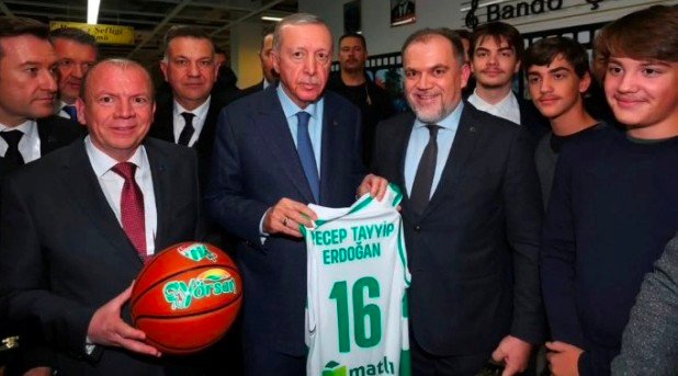 2 ÖZER VE ÖNDER MATLI KARDEŞLER CUMHURBAŞKANI RECEP TAYYiP ERDOĞAN, BURSASPORN BASKETBOL FORMASI VE BASKETBOL TOPU