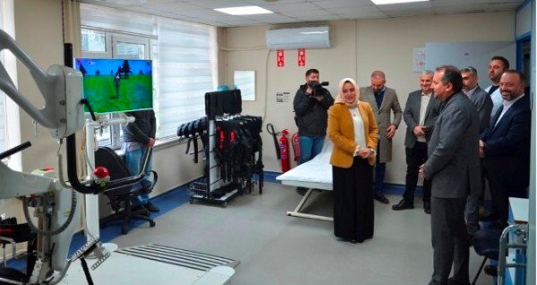 5 AK PARTi BURSA MiLLETVEKiLi REFiK ÖZEN iLKER ÇELiKCAN FiZiK TEDAVi HASTANESi HASTALARI ZiYARET ETTi