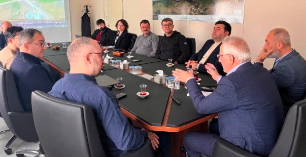 1 AK PARTi BURSA MiLLETVEKiLi MÜFiT AYDIN HIZLI TREN ŞANTiYESiNE GiDiP GÖRÜŞME YAPTI