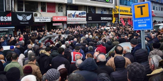 1 iMAMOĞLU’NUN GÖZALTINA ALINMASINA BURSA’DA CHP ÖNÜNDE TEPKi AÇIKLAMASI YAPILDI