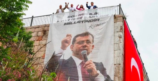 2 TOPHANE'DE BURCA ASILAN EKREM iMAMOĞLU AFiŞi 1.5 SAAT KALDI