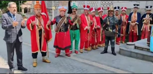 4 MURADİYE CAMİİ İMAMI LÜTFİ TAŞÇI ÇEKİRGE'DE 1. MURAD CAMİİ ÖNÜNDE