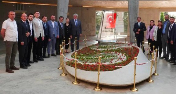 4 SEDAT YALÇIN SÜLEYMAN DEMiREL ANIT MEZARINI ZiYARET ETTi