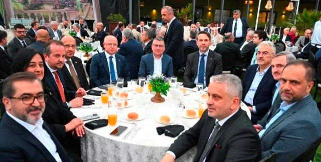 4. YAZI iÇiN ENERJi BAKANI ALPARSLAN BAYRAKTAR, BAKAN YARDIMCISI NEVZAT ŞATIROĞLU VE AK PARTi BURSA KADROSBU DÜĞÜNDE