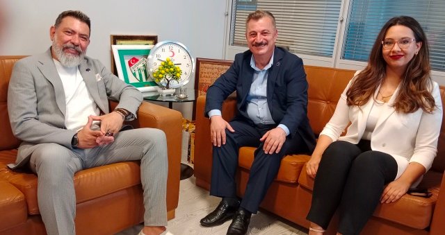 3 YÖNETiMiNiN YÜZDE 20'Si KADIN OLAN ANAHTAR PARTi iL BAŞKANI FiKRET ASLAN; iL BAŞKAN YARDIMCISI ÖNER SEViNÇ, ELiF YILMAZ