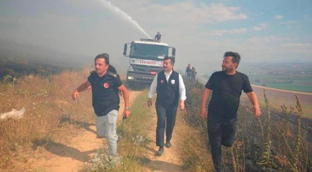4 YENiŞEHiR BELEDiYE BAŞKANI ERCAN ÖZEL iTFAiYENiN ÖNÜNDE YANGINA KOŞTU