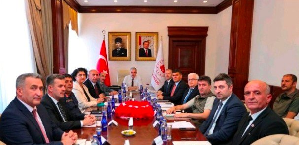 5 VALi EROL AYYILDIZ BAŞKANLIĞINDA ULUABAT GÖLÜ SUR KiRLiLiĞiYLE MÜCADELE TOPLANTISI YAPILDI (Case Conflict)