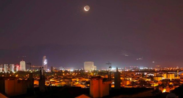 6 GÖKYÜZÜ FOTOĞRAFÇISI TUNÇ TEZEL OBJEKTiFiNDEN BURSA'DA GÜN DOĞMADAN AY VE ÜLKER YILDIZ KÜMESi