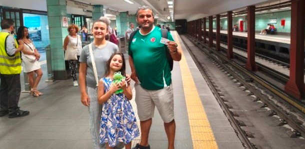1 CENGiZ DUMAN AiLESiYLE GiTTiĞi ATiNA'DA BURSASPOR FORMASINI GiYDi VE KENT iÇi ULAŞIM GÖZLEMLERi YAPTI