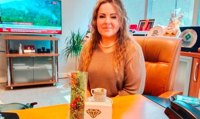 1 EMİNE ELMAS BURSA'NIN GELENEKSEL SANATLARINI YAŞATIYOR