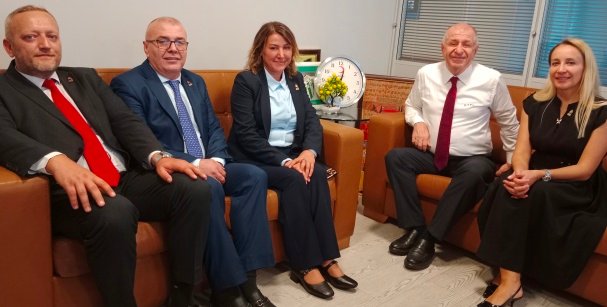 3 PROF. DR. ÜMİT ÖZDAĞ, GENEL BAŞYKAN YARDIMCILARI ÜLKÜ ÖZKAYA VE SUZAN KÜÇÜKSARAÇ, GİK ÜYELERİ MAHMUT KARA VE ERDOĞAN ERHAN, ZAFER PARTİSİ İL BAŞKANI CİHAT GAZİ
