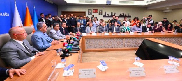 5 AK PARTi'DE HAYATi YAZICI DA BURSA'DA SAHAYA ÇIKTI, iL BAŞKANLIĞINDA BASIN TOPLANTISI YAPTI